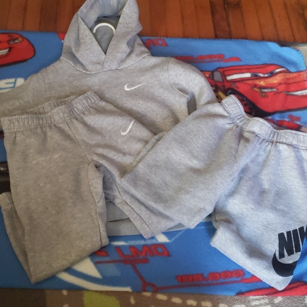 Gray Nike outfit with extra sweatpants